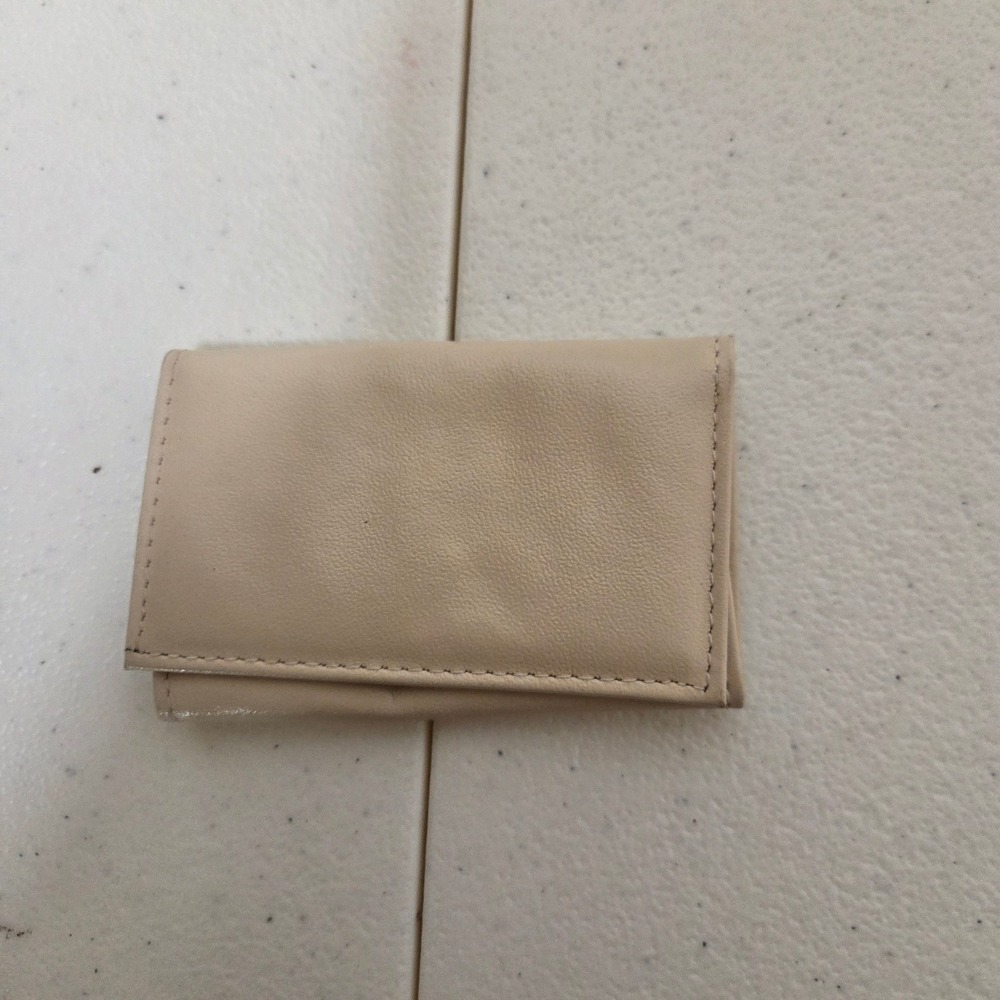 Buxton Vintage Beige Top Grain Cowhide Leather 6 Key Case with Coin Pouch